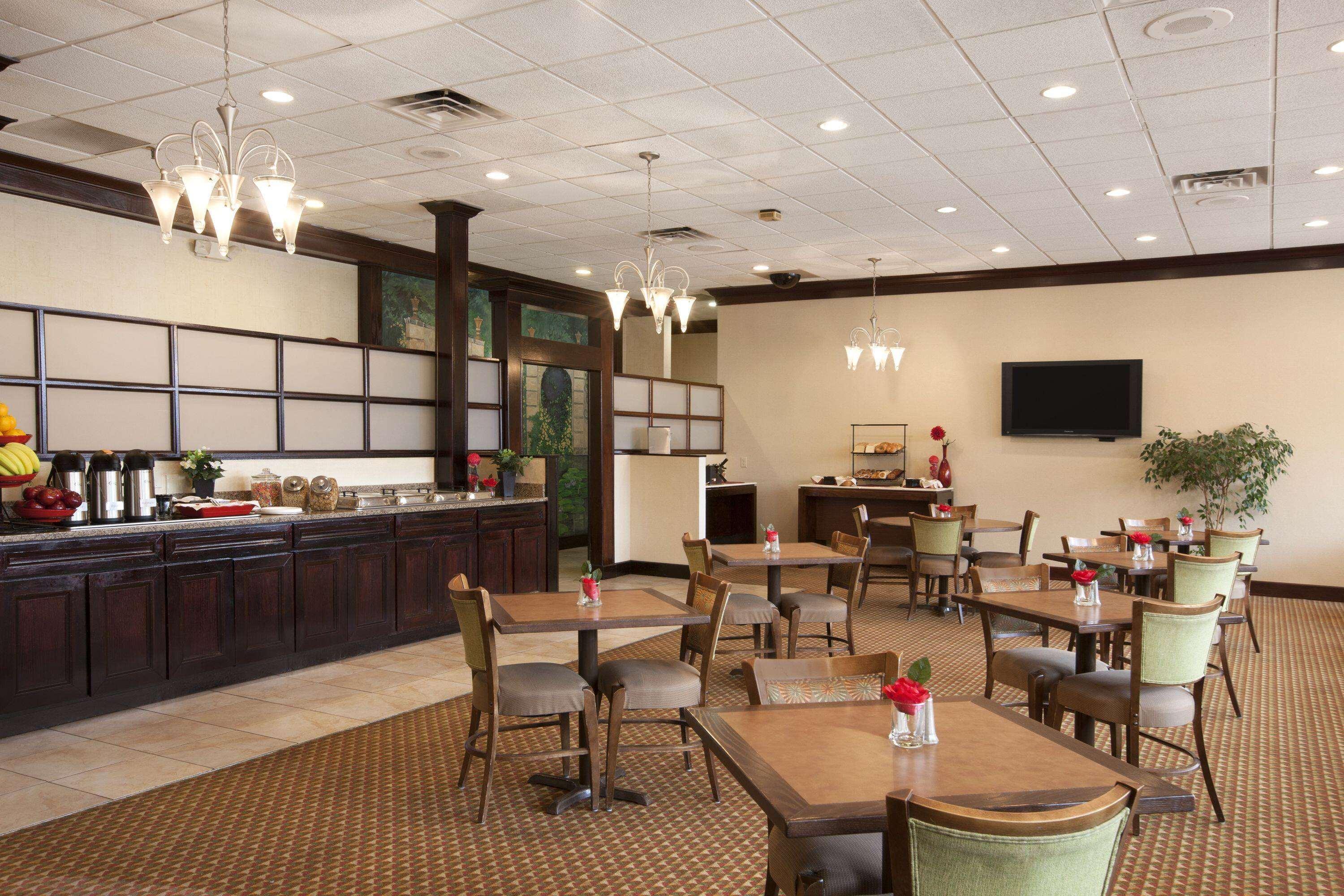 Ramada By Wyndham Newark/Wilmington Hotell Exteriör bild